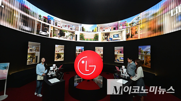 LG전자가 지난해 10월 서울에서 열린 한국전자전에 LG AI홈 솔루션 관련 미디어아트를 마련했다. 사진=LG전자