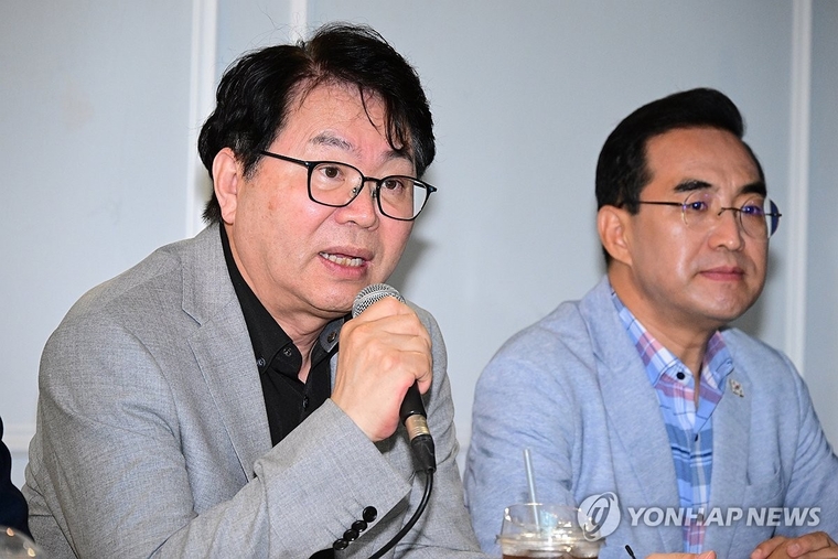 지난 달 13일 기자간담회에서 발언하는 이한주 국정기획위원장