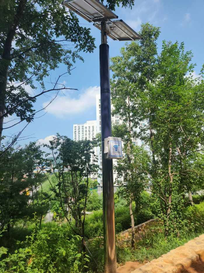 경기 구리시가 갈매 협동공원에 설치해 태양광 발전으로 전기를 공급받는 공공 와이파이 기기. 사진=구리시