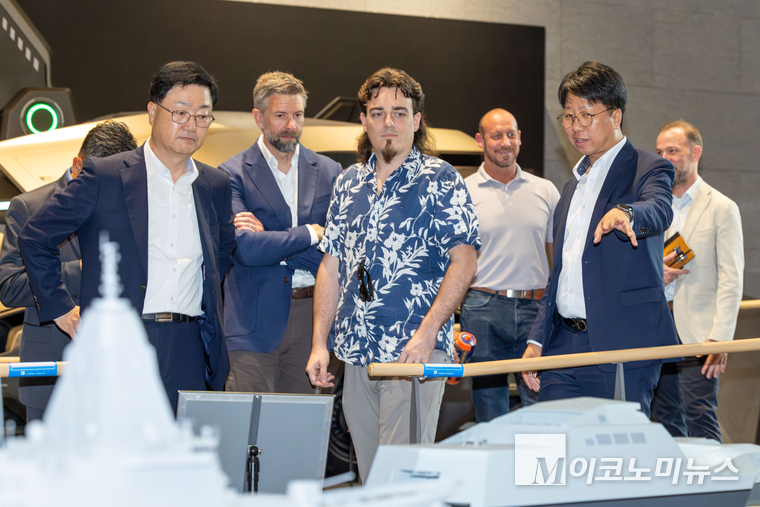 HD현대 글로벌R&D센터를 방문한 팔머 럭키(Palmer Luckey) 안두릴 공동설립자가 HD현대가 개발 중인 무인수상정에 대한 설명을 듣고 있다. 사진 앞줄 왼쪽부터 주원호 HD현대중공업 특수선사업대표, 팔머 럭키 안두릴 공동설립자. 사진=HD현대
