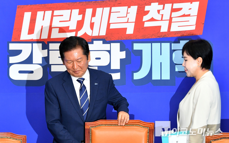 정청래 더불어민주당 대표와 전현희 최고위원이 11일 국회 본청에서 열린 최고위원회의에 참석하고 있다. 사진=최동환 기자