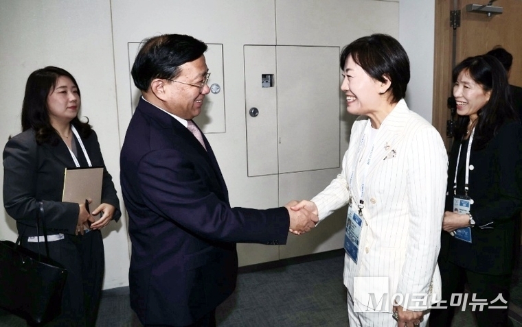 아시아태평양경제협력체(APEC)에서 송미령 장관(오른쪽)과 중국 한쥔 장관이 양국 농업 협력 강화 논의를 위해 인사를 나누고 있다. 사진=농림수산식품부 