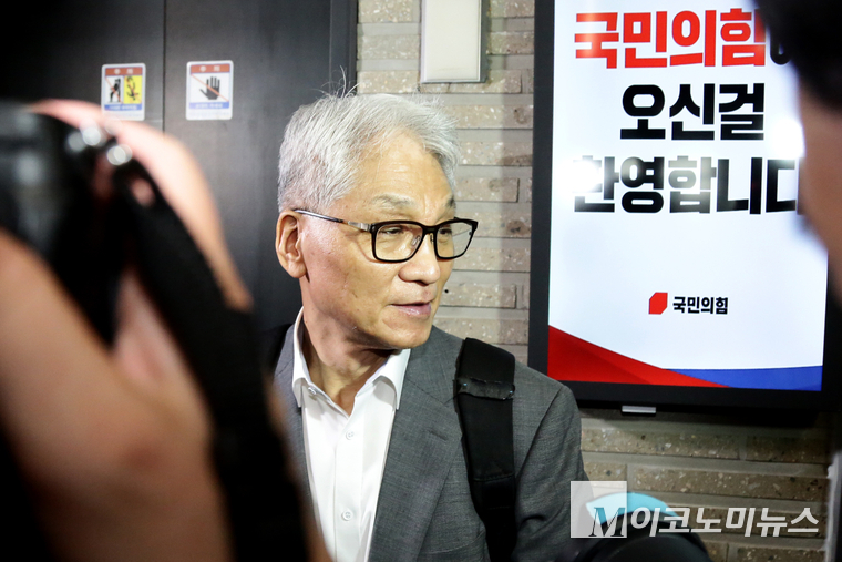 여상원 국민의힘 중앙윤리위원회 위원장이 11일 여의도 중앙당사에서 열린 회의에 참석하고 있다. 사진=최동환 기자