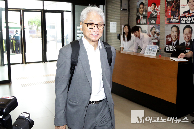 여상원 국민의힘 중앙윤리위원회 위원장이 11일 여의도 중앙당사에서 열린 회의에 참석하고 있다. 사진=최동환 기자