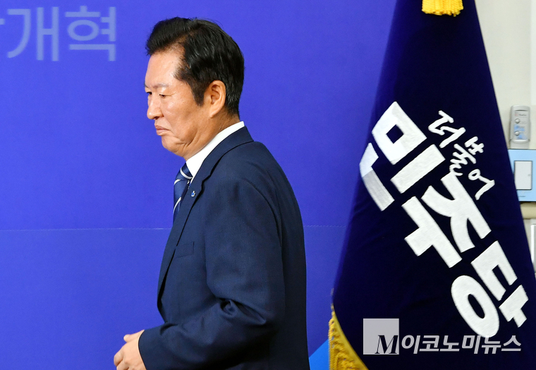  <br>
정청래 더불어민주당 대표가 11일 국회 본관에서 열린 최고위원회의에 참석하고 있다. 사진=최동환 기자