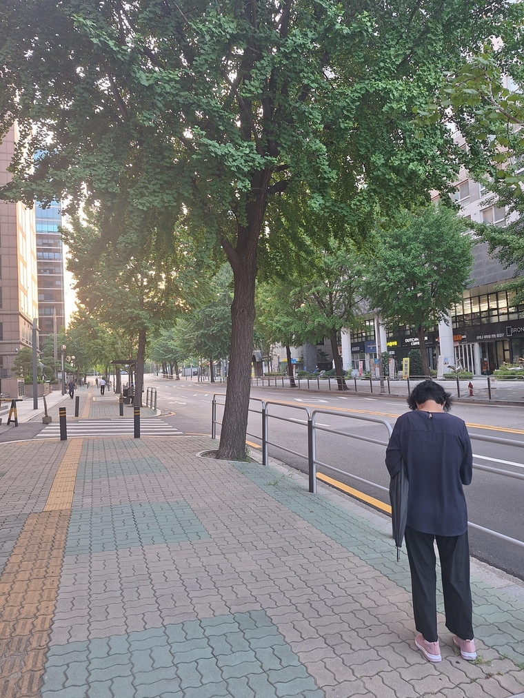 서울 도심에서 한 시민이 우산을 접은 채 이동하고 있다. 사진=M이코노미뉴스