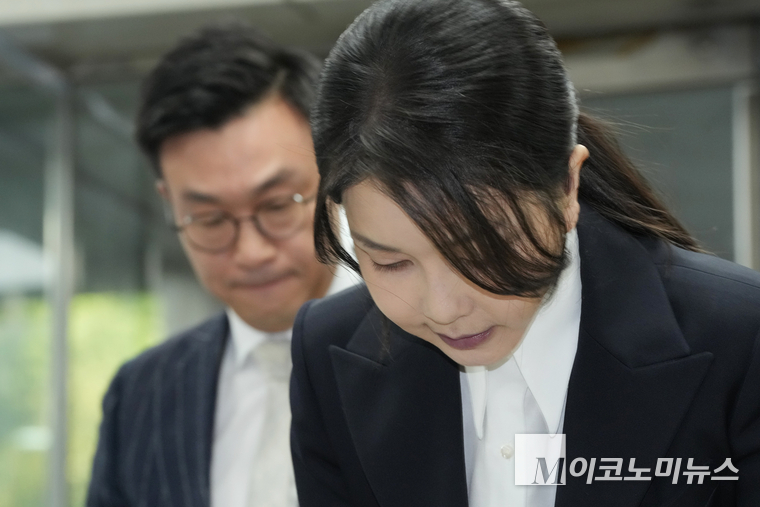 김건희 여사가 민중기 특별검사팀이 청구한 구속영장에 따른 법원의 구속 전 피의자 심문을 받기 위해 12일 서울중앙지법에 도착했다. 사진=공동취재