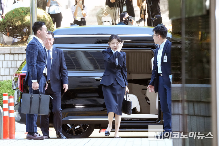 김건희 여사가 민중기 특별검사팀이 청구한 구속영장에 따른 법원의 구속 전 피의자 심문을 받기 위해 12일 서울중앙지법에 도착했다. 사진=공동취재