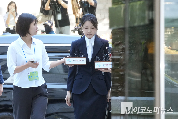 김건희 여사가 민중기 특별검사팀이 청구한 구속영장에 따른 법원의 구속 전 피의자 심문을 받기 위해 12일 서울중앙지법에 도착했다. 사진=공동취재