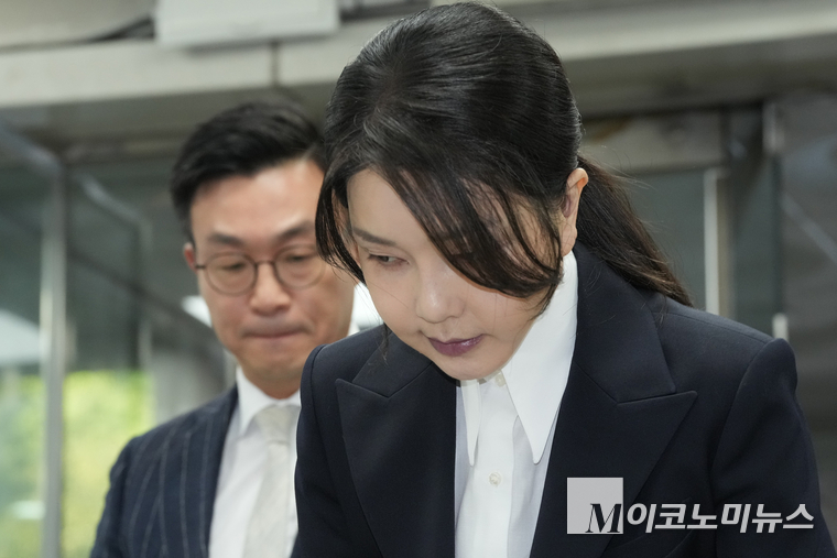 김건희 여사가 민중기 특별검사팀이 청구한 구속영장에 따른 법원의 구속 전 피의자 심문을 받기 위해 12일 서울중앙지법에 도착했다. 사진=공동취재