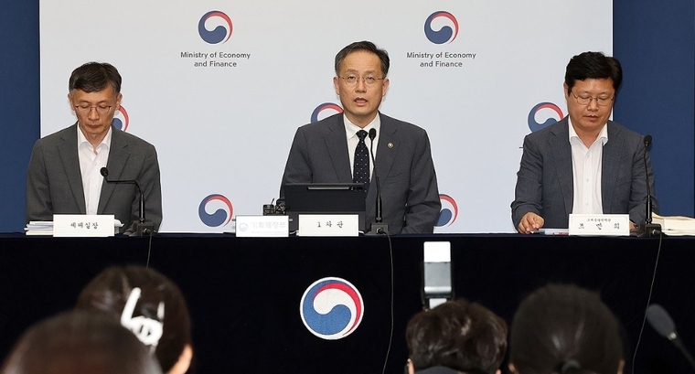 이형일 기획재정부 1차관이 지난 29일 정부세종청사 민원동 브리핑실에서 2025 세제 개편안 상세 브리핑을 하고 있다. 오른쪽부터 조만희 조세총괄정책관, 이 차관, 박금철 세제실장. 사진=연합뉴스 