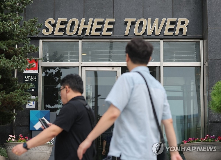 11일 김건희 여사의 의혹들을 수사하는 민중기 특별검사팀이 '나토 목걸이 의혹'과 관련해 압수수색 중인 서울 서초구 양재동 서희건설 사옥 모습. 사진=언합뉴스