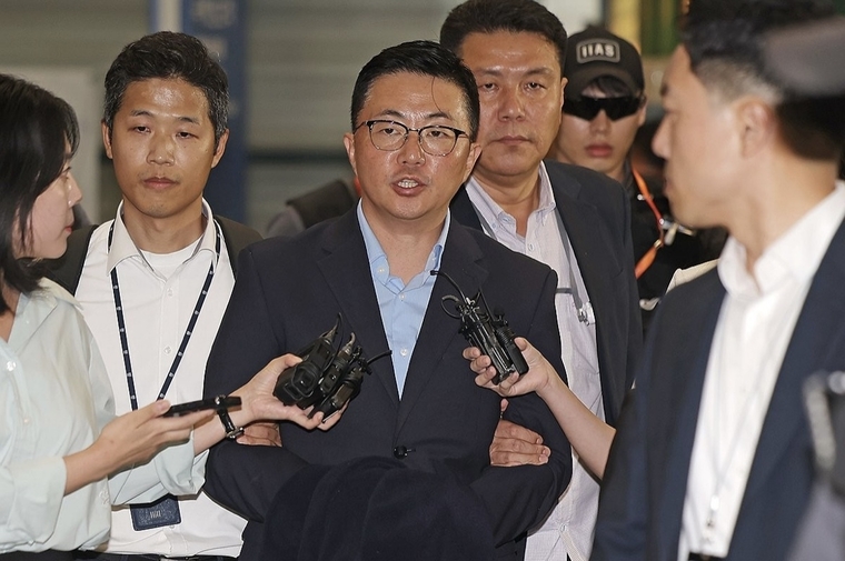 수갑을 찬 김예성 씨가 취재진 물음에 답하고 있다. 사진=연합뉴스