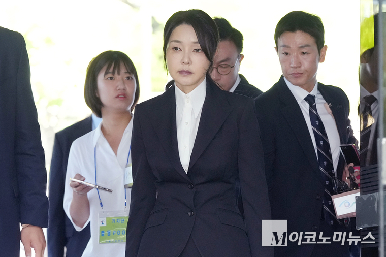 김건희 여사가 민중기 특별검사팀이 청구한 구속영장에 따른 법원의 구속 전 피의자 심문을 받기 위해 12일 서울중앙지법에 도착했다. 사진=공동취재
