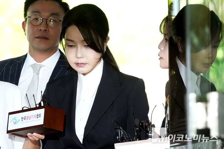 김건희 여사가 민중기 특별검사팀이 청구한 구속영장에 따른 법원의 구속 전 피의자 심문을 받기 위해 지난 12일 서울중앙지법에 도착했다. 사진=공동취재