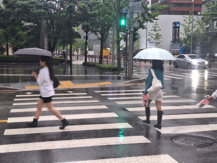서울 도심에서 우산을 쓴 시민들이 출근하고 있다. 사진=조승범 기자