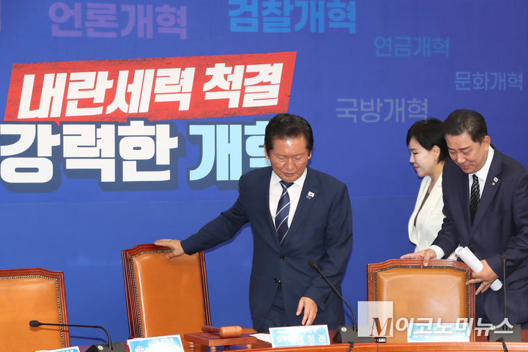 정청래 더불어민주당 대표가 13일 국회 본관에서 열린 최고위원회의에 참석하고 있다. 사진=최동환 기자