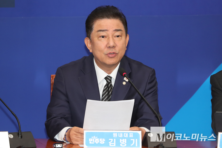 김병기 원내대표가 13일 국회 본관에서 열린 최고위원회의에서 발언하고 있다. 사진=최동환 기자