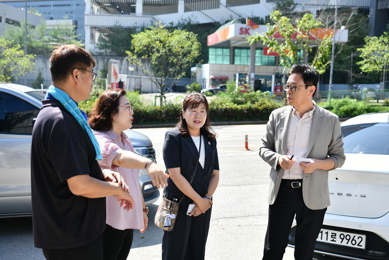 장수석 구청장(오른쪽)이 '생생현장해결단'과 함께 현장행정을 펼치고 있다 <수원시 영통구 제공>