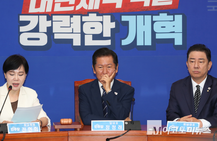 정청래 더불어민주당 대표가 13일 국회 본관에서 열린 최고위원회의에 참석해 전현희 최고위원이 발언하는 가운데 생각에 잠겨있다. 사진=최동환 기자