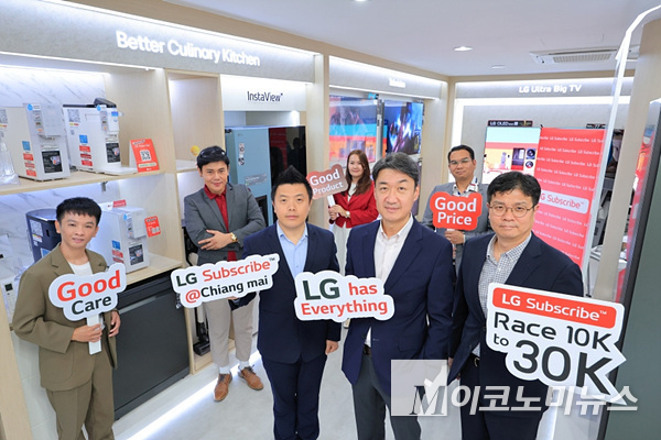 LG전자 관계자들이 지난 6월 태국에서 구독 누적계정 1만건을 축하하고 있다. 사진=LG전자