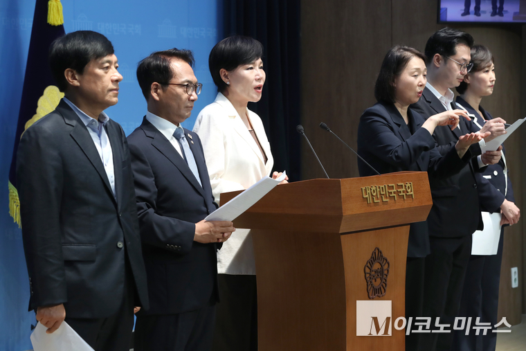더불어민주당 정치테러대책위원회 전현희 위원장이 13일 국회 소통관에서 열린 기자회견에서 발언하고 있다. 사진=최동환 기자