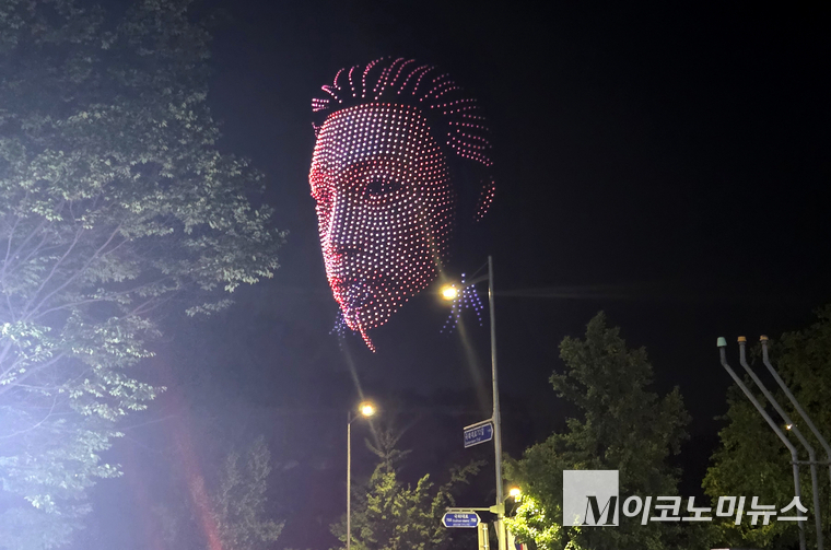 국회에서 14일 개최되는 제80주년 광복절 전야제의 독립영웅들의 초상 대규모 드론쇼 리어설 모습이 지난 12일 M이코노미뉴스 카메라에 포착됐다. 사진=최동환 기자