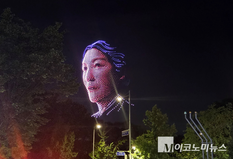 국회에서 14일 개최되는 제80주년 광복절 전야제의 독립영웅들의 초상 대규모 드론쇼 리어설 모습이 지난 12일 M이코노미뉴스 카메라에 포착됐다. 사진=최동환 기자