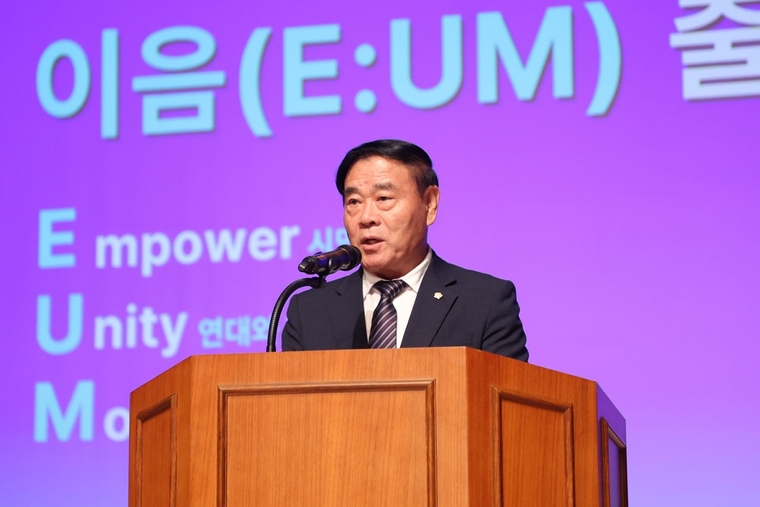 '2025 나눔문화 프로젝트 이음(Eum) 출정식'에서 이재식 의장이 축사를 하고 있다 <수원특례시의회 제공>
