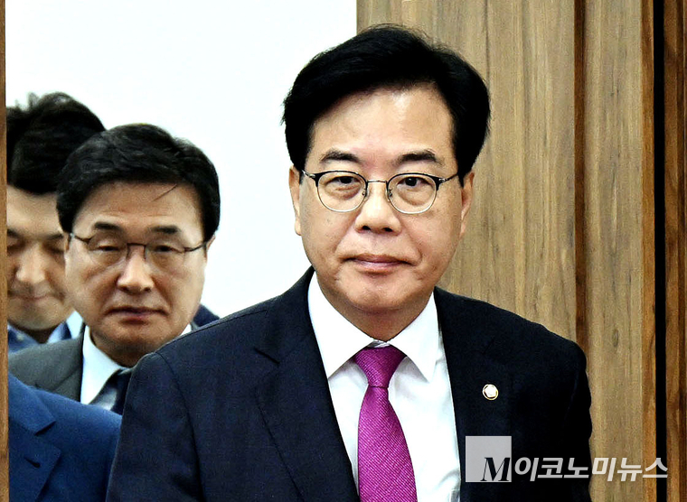 송언석 국민의힘 비상대책위원장 겸 원내대표가 지난 11일 국회 본관에서 열린 비상대책회의에 참석하고 있다. 사진=최동환 기자