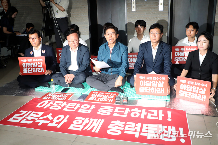 김문수 국민의힘 당대표 후보가 14일 국민의힘 중앙당사 1층에서 당사 압수수색과 관련해 긴급기자회견을 열었다. 사진=최동환 기자