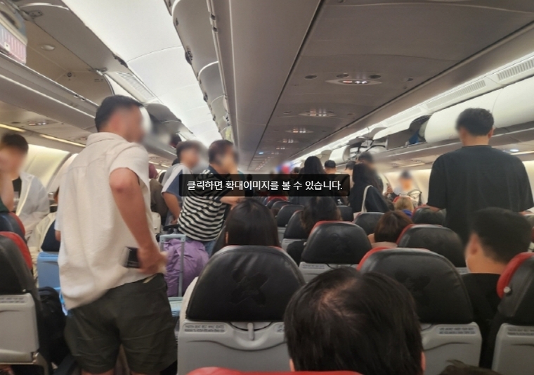 당시 에어아시아 D7 506편 기내 상황. 사진=연합뉴스 