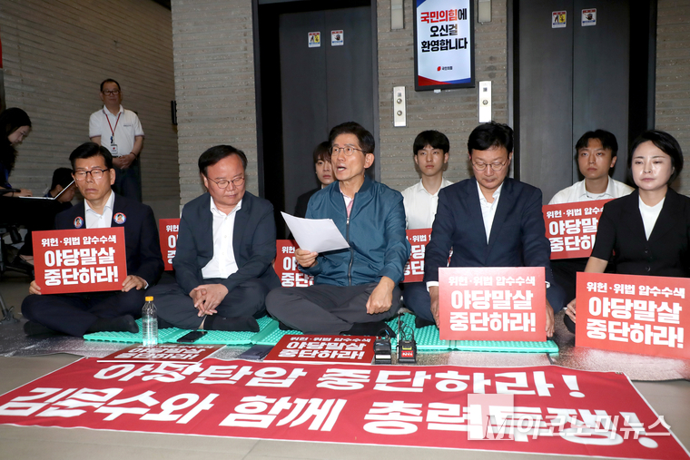김문수 국민의힘 당대표 후보가 14일 국민의힘 중앙당사 1층에서 당사 압수수색과 관련해 긴급기자회견을 열었다. 사진=최동환 기자