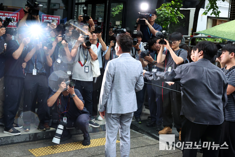 전 한국사 강사 전한길 씨가 14일 윤리위원회 심의 출석을 위해 국민의힘 중앙당사에 모습을 드러냈다. 사진=최동환 기자