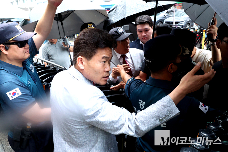 전 한국사 강사 전한길 씨가 14일 윤리위원회 심의 출석을 위해 국민의힘 중앙당사에 모습을 드러냈다. 사진=최동환 기자