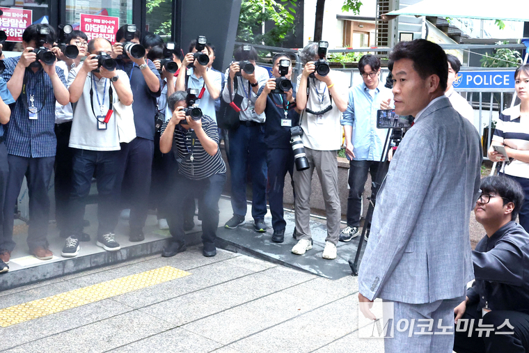 국민의힘 전당대회 합동연설회를 방해해 당 윤리위원회에 회부된 한국사 강사 전한길 씨가 14일 서울 여의도 중앙당사에서 열린 윤리위원회에 출석하며 입장을 밝히고 있다. 사진=최동환 기자