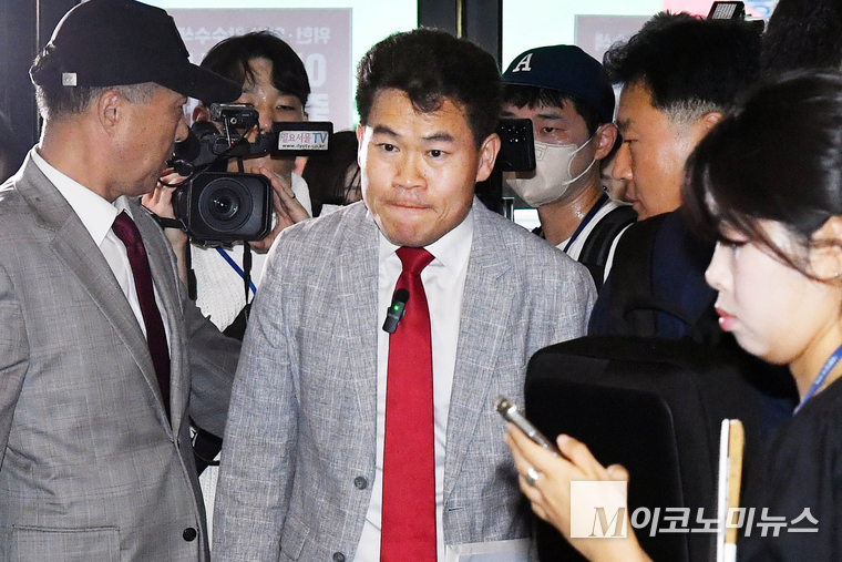 국민의힘 전당대회 합동연설회를 방해해 당 윤리위원회에 회부된 한국사 강사 전한길 씨가 14일 서울 여의도 중앙당사에서 열린 윤리위원회에 출석하고 있다. 사진=공동취재