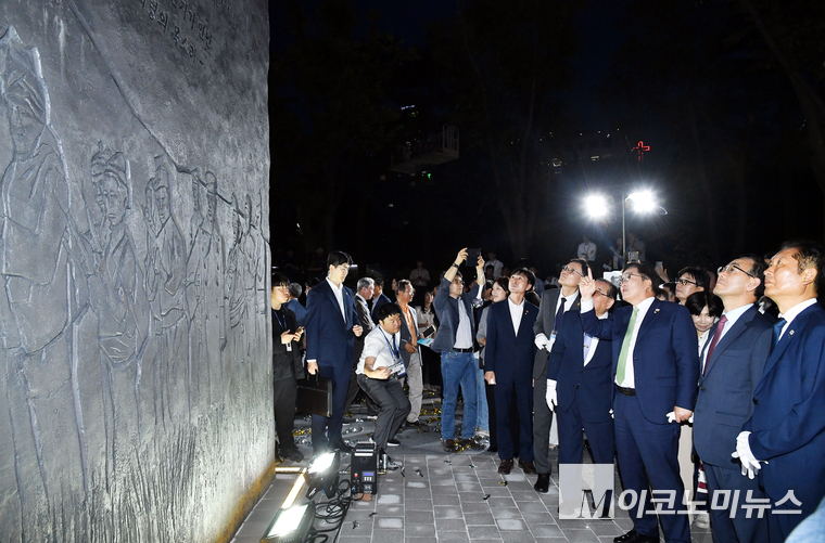 우원식 국회의장과 이종찬 광복회장, 권오을 국가보훈부 장관, 더불어민주당 정청래 대표, 독립운동가 후손 등이 14일 국회도서관 앞에서 열린 독립기억광장 제막식을 마친 뒤 둘러보고 있다. 사진=공동취재<br>
