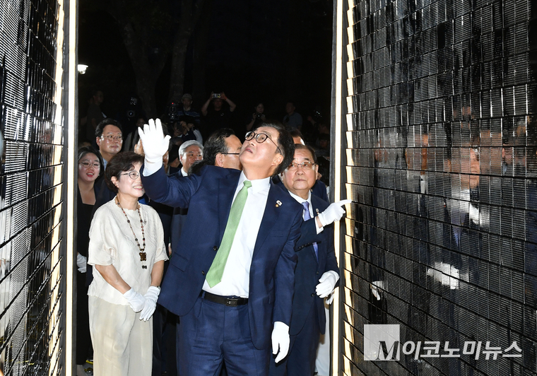 우원식 국회의장과 이종찬 광복회장 등이 14일 국회도서관 앞에서 열린 독립기억광장 제막식을 마친 뒤 둘러보고 있다. 사진=공동취재