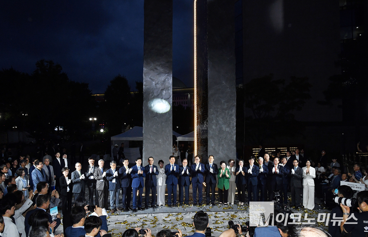 우원식 국회의장과 이종찬 광복회장, 권오을 국가보훈부 장관, 더불어민주당 정청래 대표, 독립운동가 후손 등이 14일 국회도서관 앞에서 열린 독립기억광장 제막식에서 기념촬영을 하고 있다. 사진=공동취재