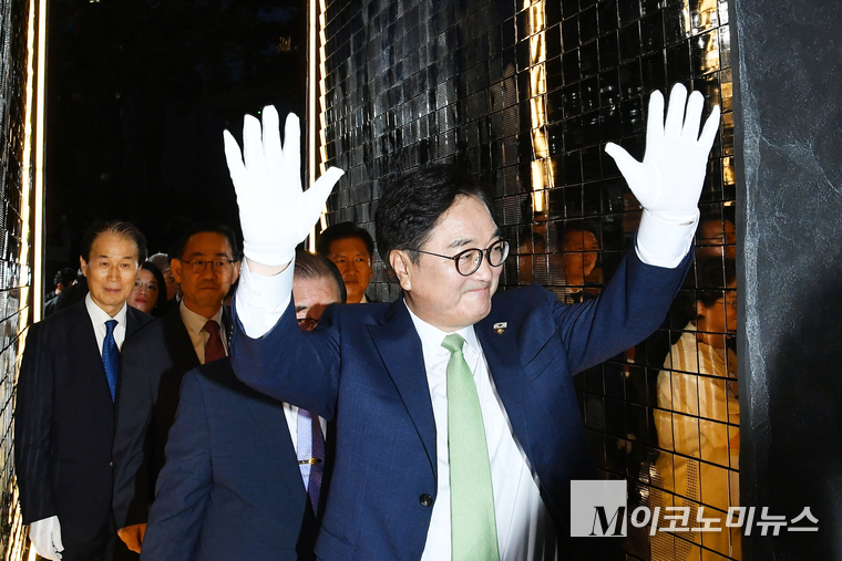 우원식 국회의장이 14일 국회도서관 앞에서 열린 독립기억광장 제막식을 마친 뒤 둘러보고 손을 쳐들고 있다. 사진=공동취재