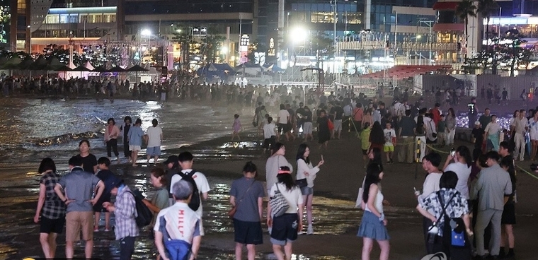 여름 성수기 야간 해수욕장 모습. 사진=연합뉴스 