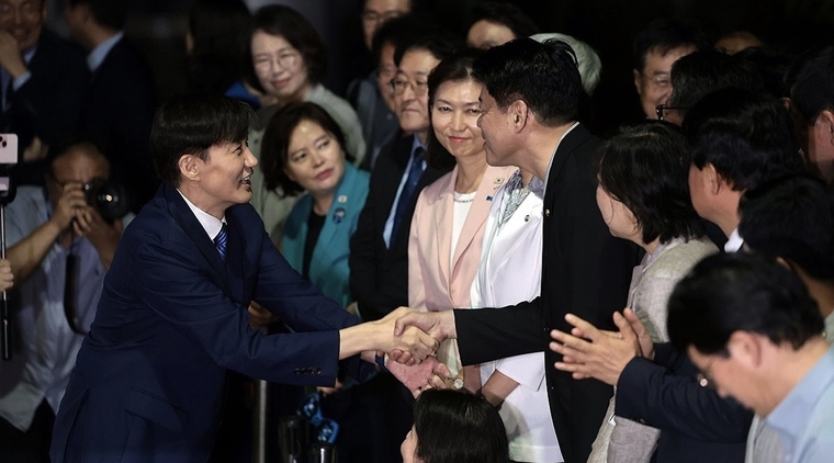조국혁신당 조국 전 대표가 15일 서울 구로구 남부교도소에서 광복절 특별사면·복권 조치로 출소하며 관계자들과 인사하고 있다.사진=연합뉴스