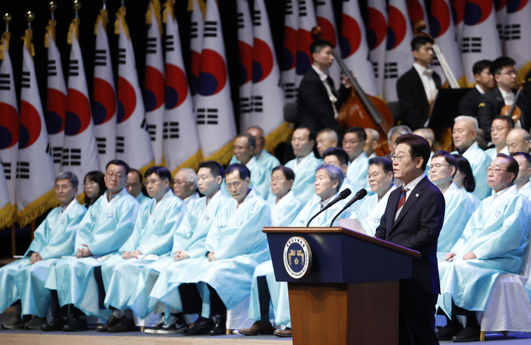 이재명 대통령이 15일 서울 세종문화회관에서 열린 80주년 광복절 경축식에서 경축사를 하고 있다. 사진=연합뉴스/대통령실통신사진기자단