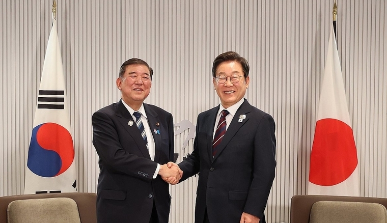 이재명 대통령이 지난 6월 17일(현지시간) 캐나다 앨버타주 캐내내스키스 주요 7개국(G7) 정상회의장에서 열린 한일 정상회담에서 이시바 시게루 일본 총리와 악수하며 기념촬영을 하고 있다. 사진=연합뉴스 