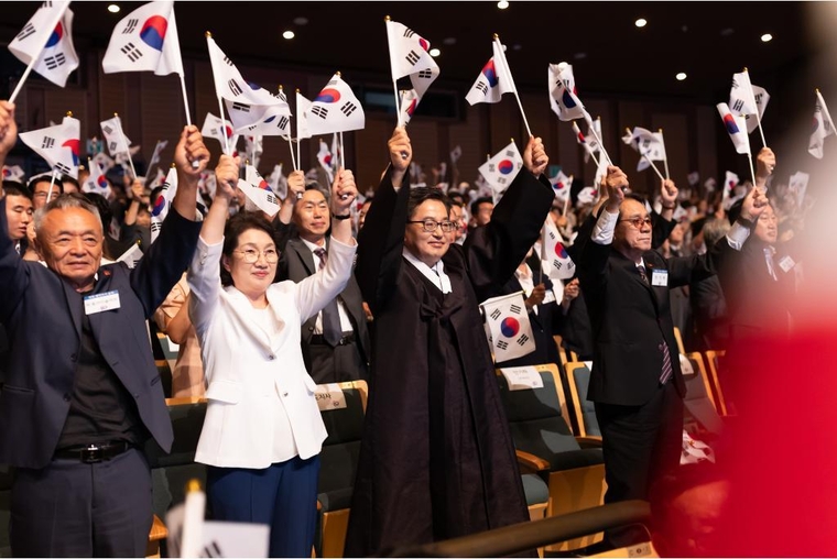 15일 오전 경기아트센터에서 김동연 경기도지사가 국내, 외 독립유공자 후손 및 지역 사회 구성원 등과 만세삼창을 하고 있다 <경기도 제공>