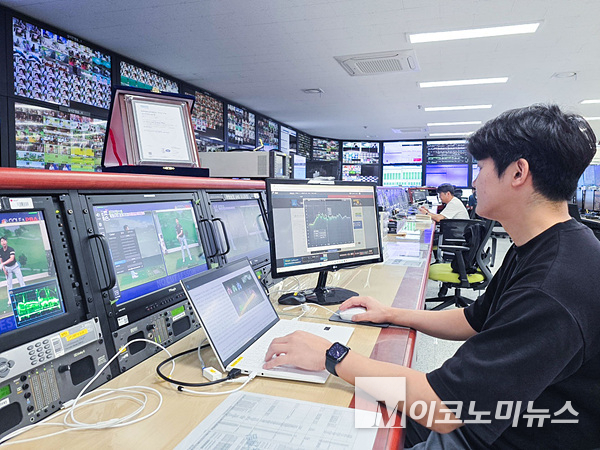 LG유플러스 임직원이 IPTV 서비스 상황을 점검하고 있다. 사진=LG유플러스