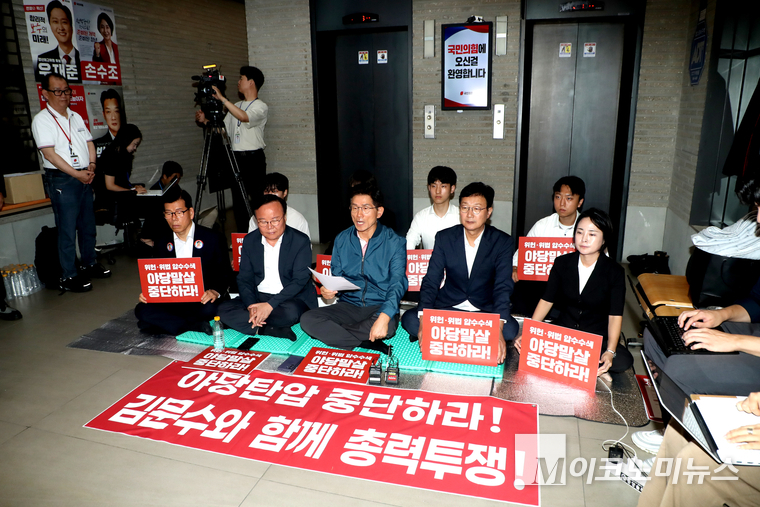 김문수 국민의힘 당대표 후보가 지난 14일 국민의힘 중앙당사 1층에서 당사 압수수색과 관련해 긴급기자회견을 열었다. 사진=최동환 기자