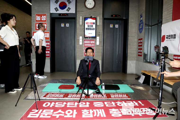 김문수 국민의힘 당대표 후보가 18일, 국민의힘 중앙당사 현관 앞에서 6일째 농성을 이어가고 있다. 사진=최동환 기자