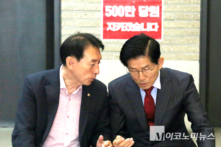 김문수 국민의힘 당대표 후보가 18일, 국민의힘 중앙당사 현관 앞에서 6일째 농성을 이어가고 있는 가운데 이석기 의원과 이야기를 나누고 있다. 사진=최동환 기자